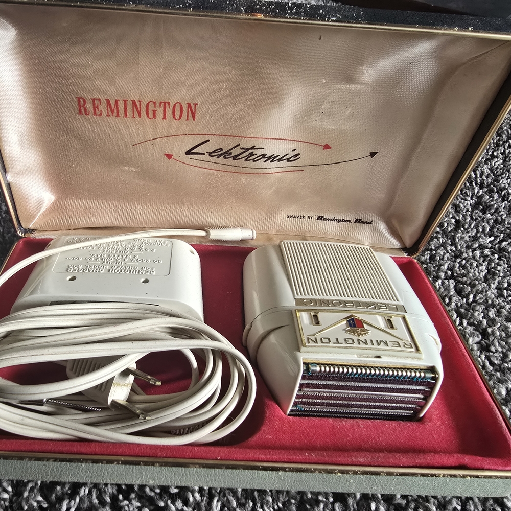 Remington Lektronic White Electric Shaver Set